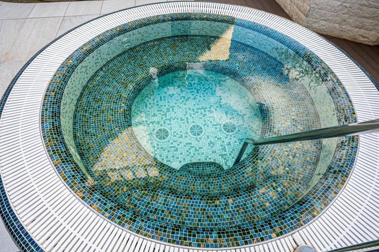 Hotel Carolin Călimăneşti Exteriér fotografie